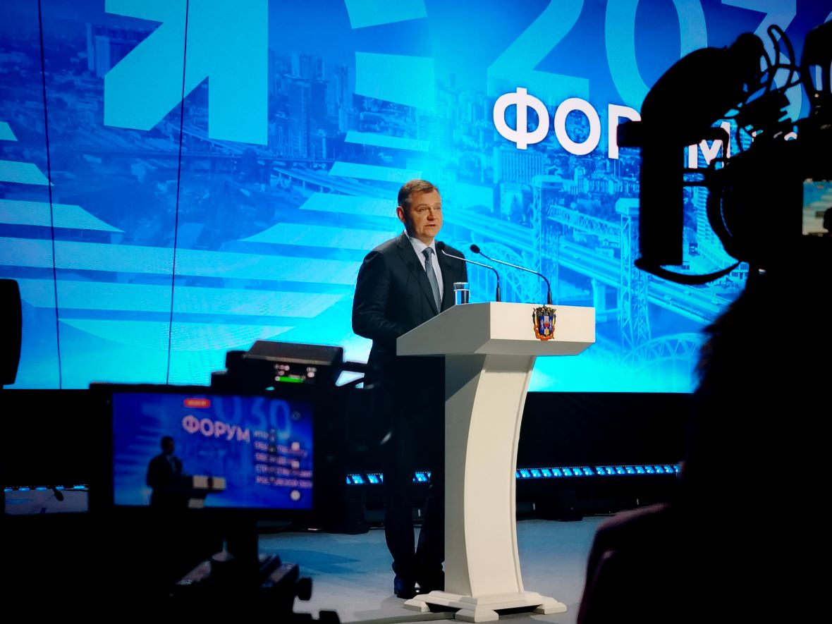 В своем вступительном слове Слюсарь напомнил, что президент России Владимир Путин поддержал идею позиционирования Ростова-на-Дону как южной столицы России.

&laquo;Это большая ответственность. У нас нет права жить по инерции, нужно быть на шаг впереди, учитывать новые реалии и нацпроекты. Но главное&nbsp;&mdash; Стратегия должна улучшить качество жизни в нашей области&raquo;,&nbsp;&mdash; сообщил глава Дона.