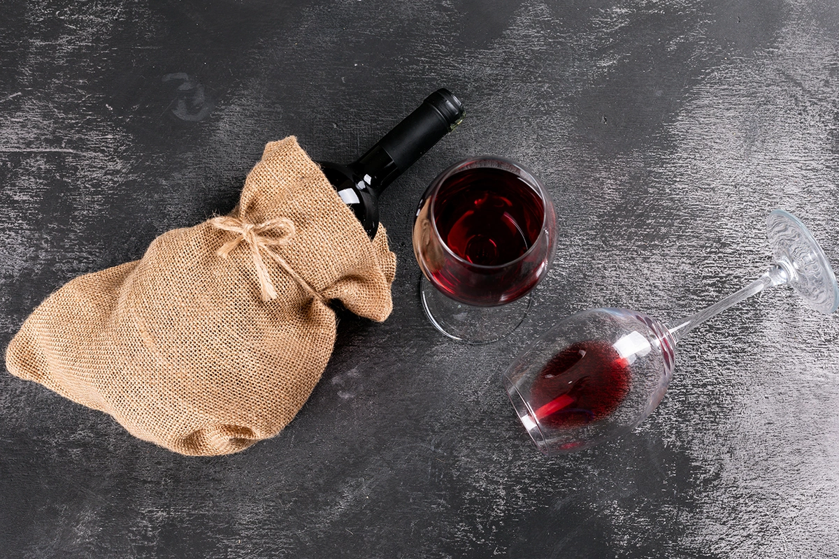 В бежевом цвете для оформления упаковки подойдут ткани грубого плетения, лен, хлопок