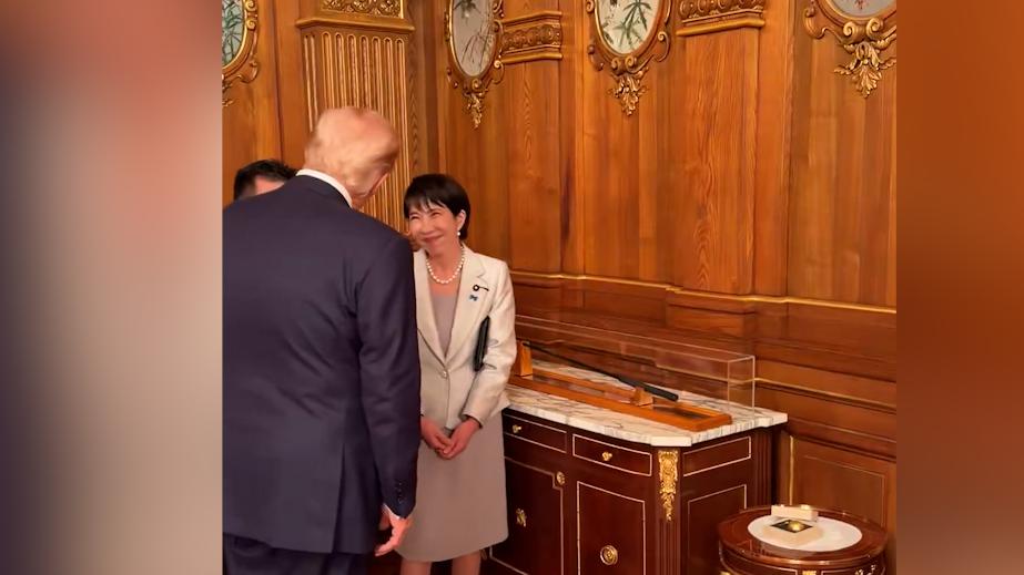 Премьер Японии подарила Трампу клюшку для гольфа покойного Синдзо Абэ