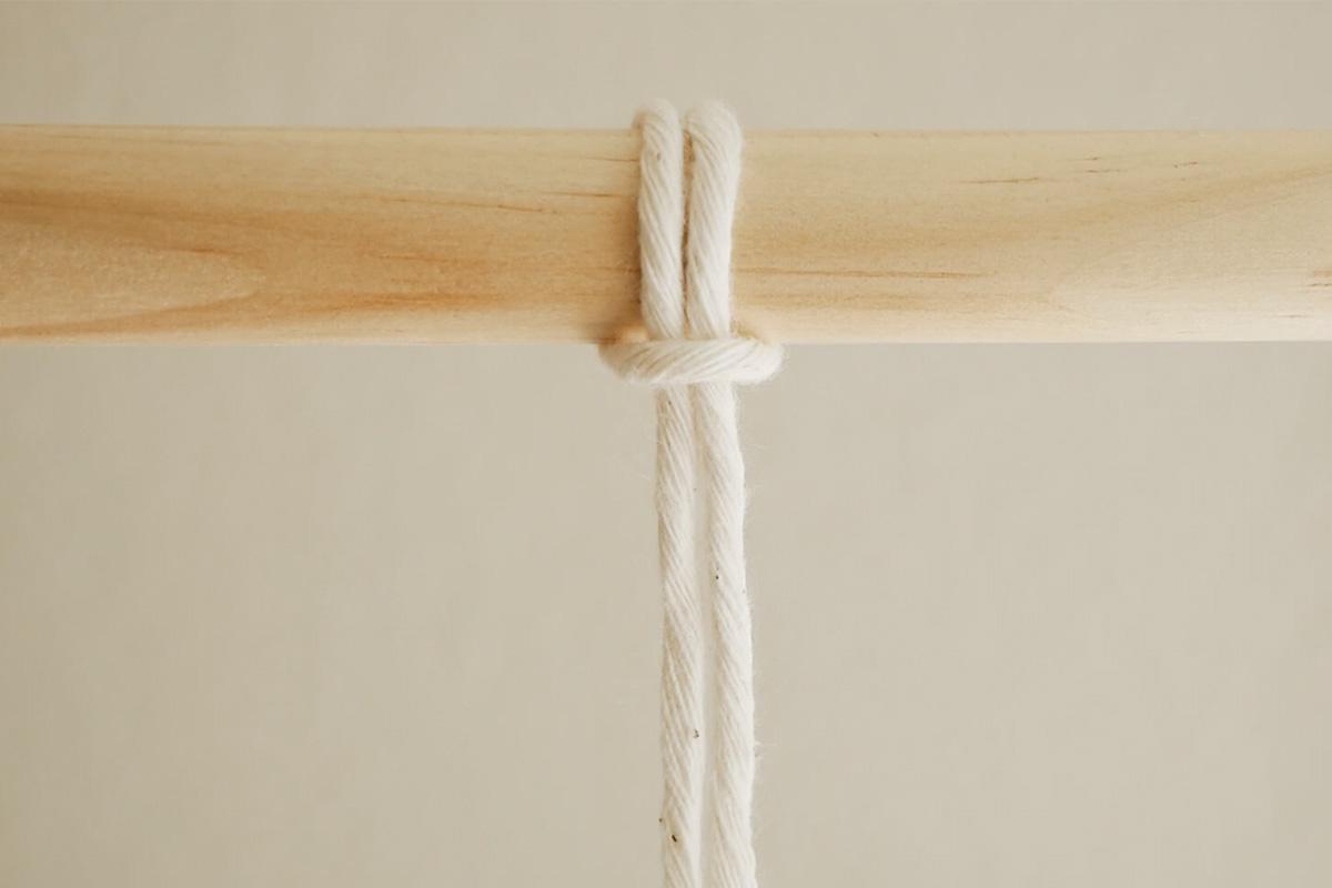 Узел «Голова жаворонка», которым шнур закрепляют на основе для рукоделия