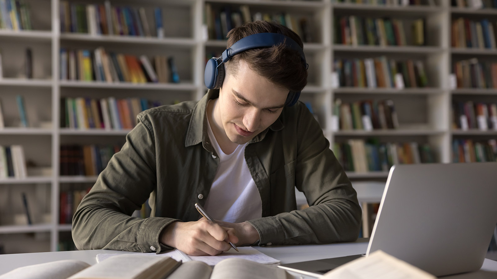 Знание нескольких языков помогает мозгу медленнее стареть. Исследование