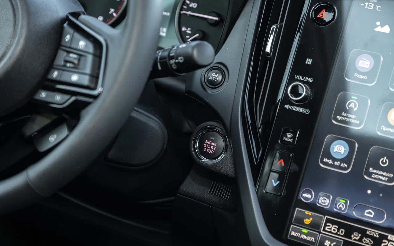 Кнопка запуска мотора на Subaru Forester размещена справа под рулем, но, присмотревшись, можно заметить и традиционную отливку под механический замок на рулевой колонке. Напомним, что на дворе уже 2026-й&nbsp;
