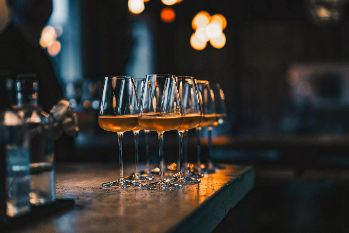 Винный критик Джеймс Саклинг откроет бар в Гонконге