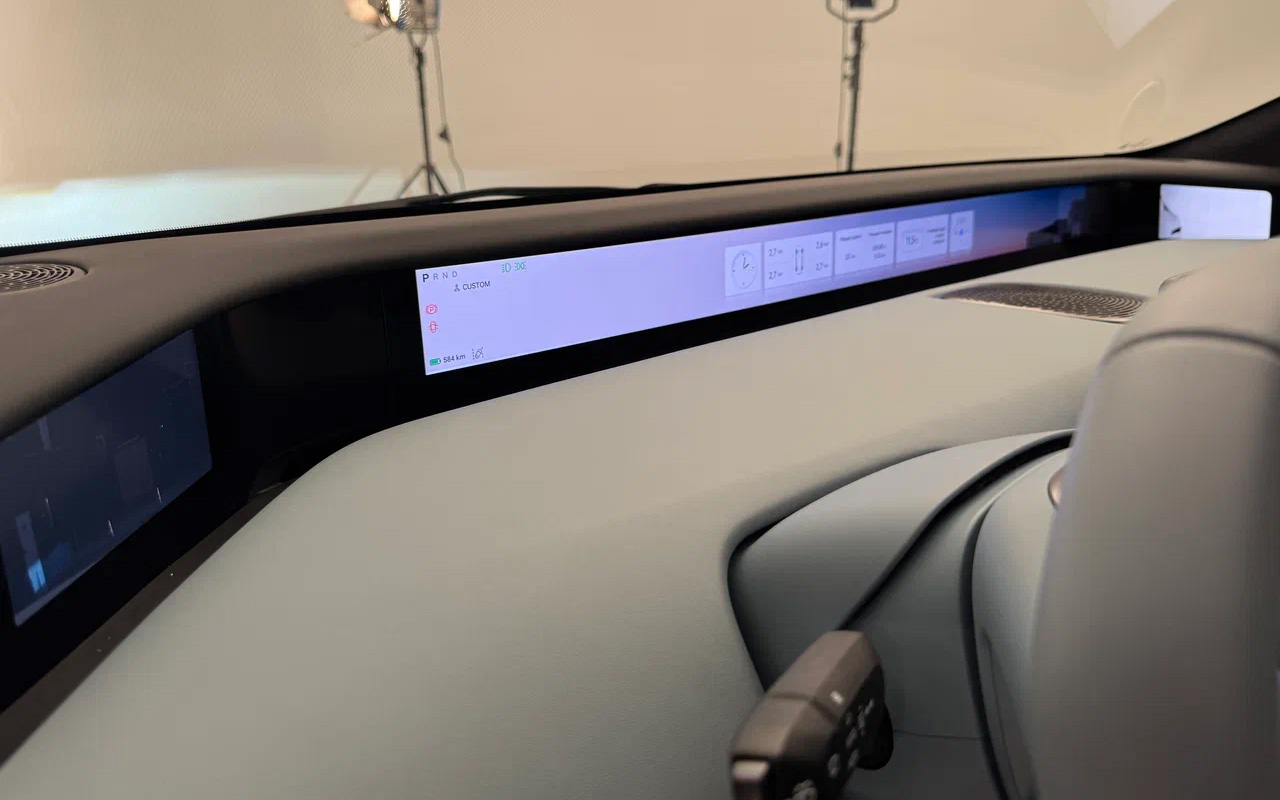 Одна из главных фишек Avatr 12 &mdash; это узкий длинный 35,4-дюймовый дисплей. Его можно нашпиговать различными виджетами на личный вкус и цвет