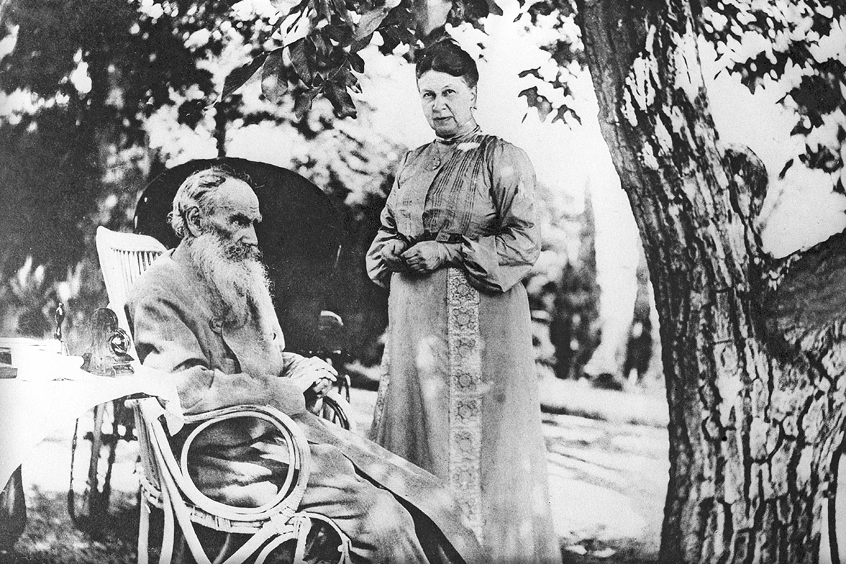 Лев Николаевич Толстой и его жена Софья Андреевна поженились в 1862 году