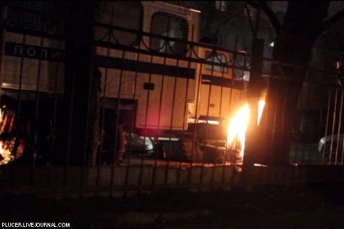 Активисты арт-группы "Война" сожгли автозак