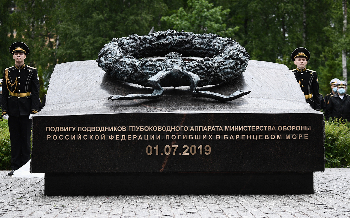В Петербурге открыли мемориал погибшим в Баренцевом море подводникам