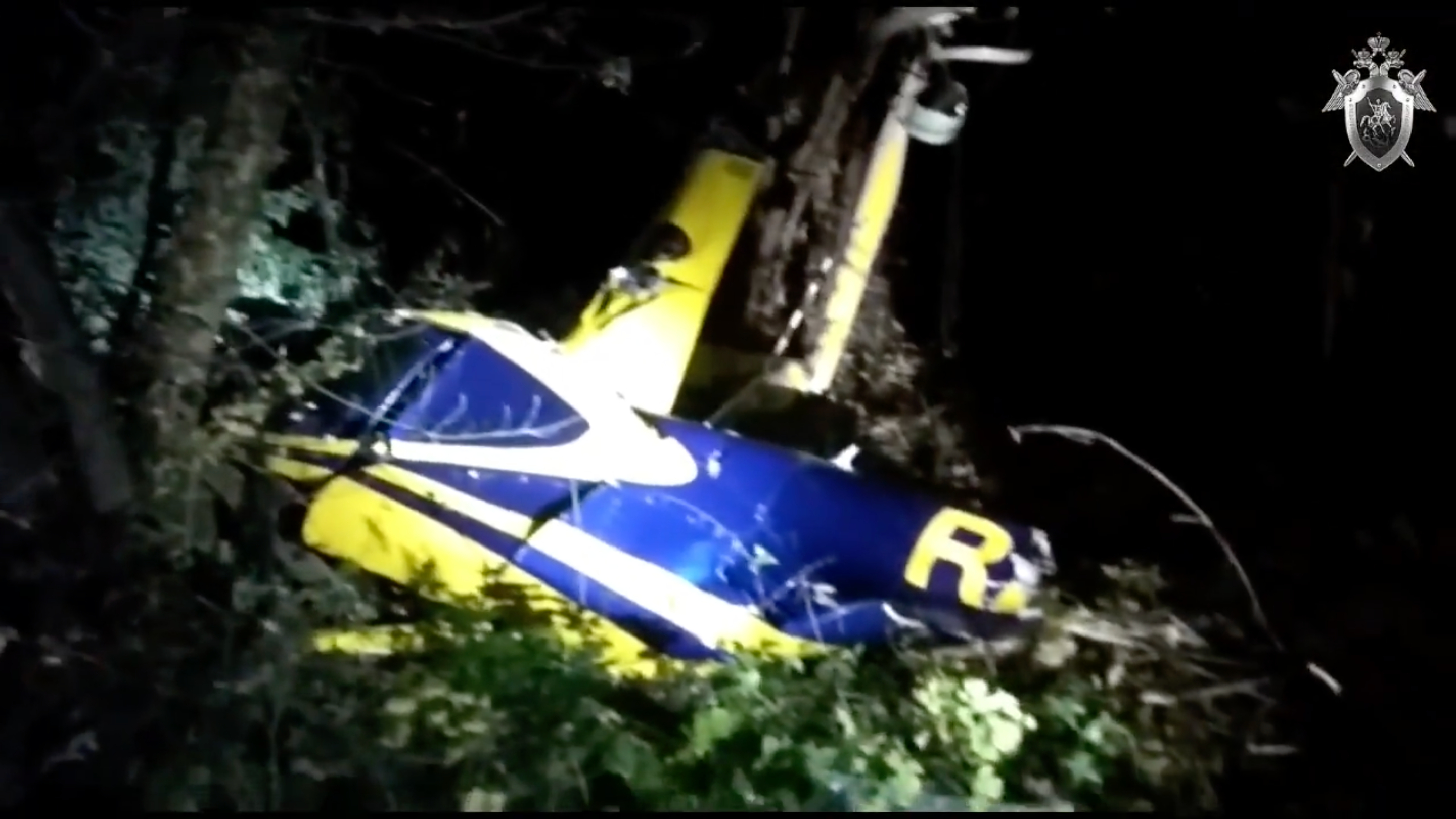Вертолет разбился в магаданской области. Вертолет разбился в Лыткарино. Место крушения вертолета «Robinson r66». Разбился вертолет в Подмосковье Robinson. Разбился вертолёт Робинсон.