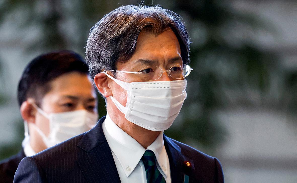 Четвертый министр за два месяца покинул кабмин Японии из-за скандала"/>













