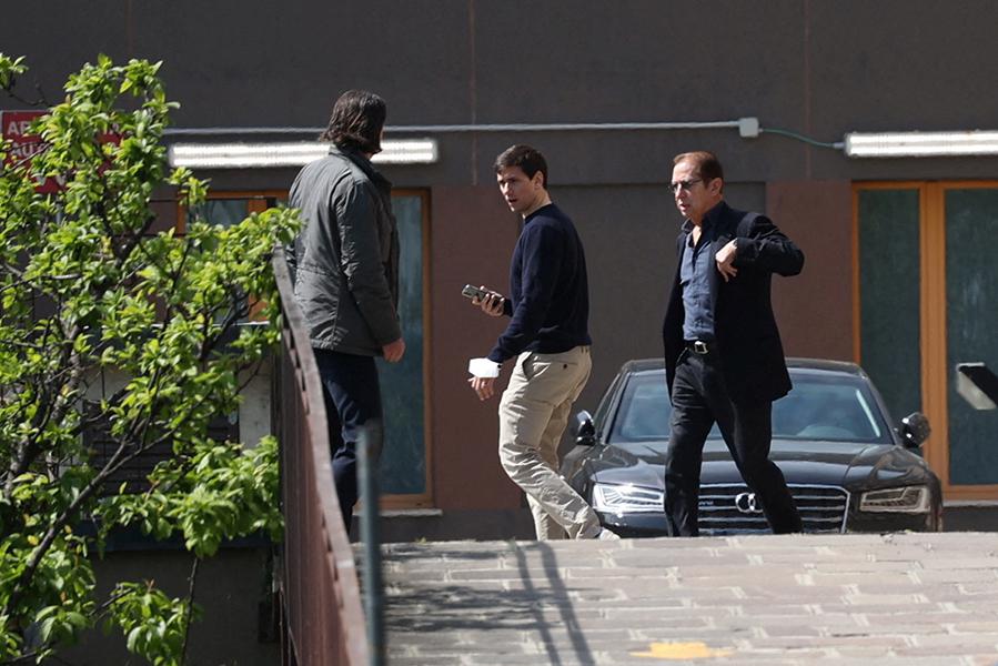 Сын Сильвио Берлускони, Луиджи и брат Паоло покидают больницу Сан-Раффаэле