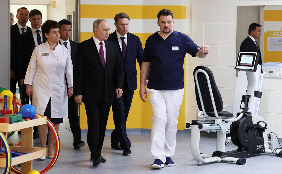 Владимир Путин (в центре на первом плане)