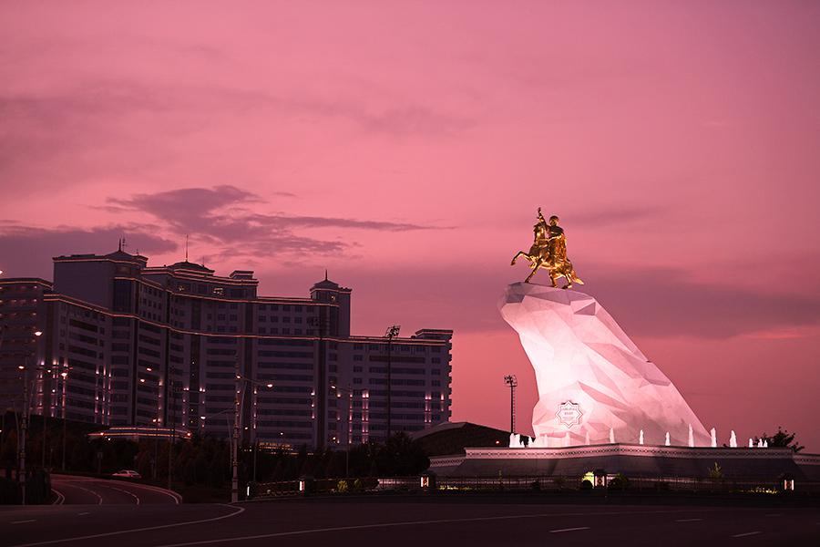 Памятник Гурбангулы Бердымухамедову&nbsp;в Ашхабаде