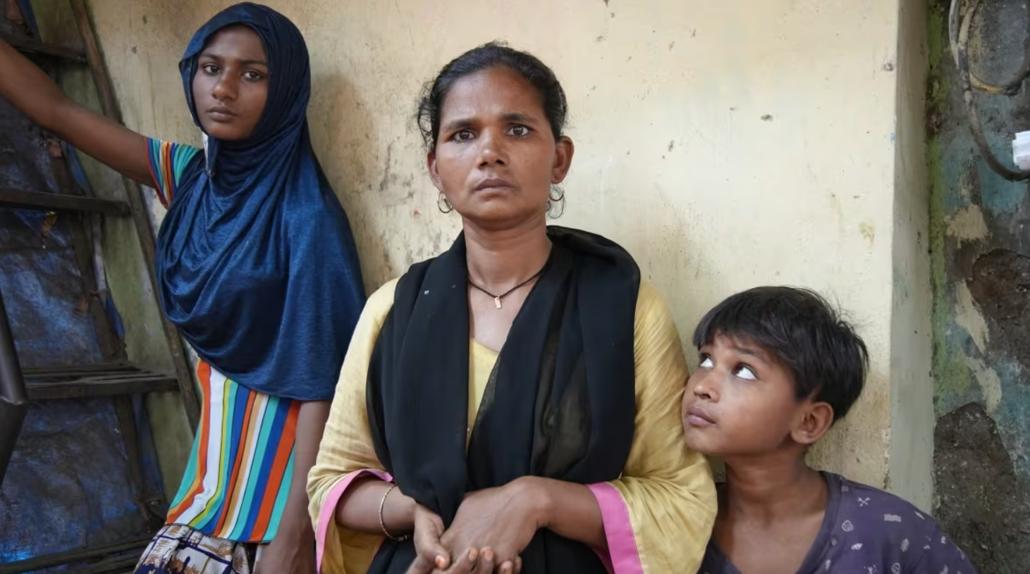 Джахана Шейх (в центре) с двумя своими детьми. Семья живет в нескольких шагах от свалки Деонар и собирает на полигоне мусор. Джахана потеряла троих из шести своих детей из-за внезапных заболеваний, одного из них — из-за осложнений, связанных с туберкулезом