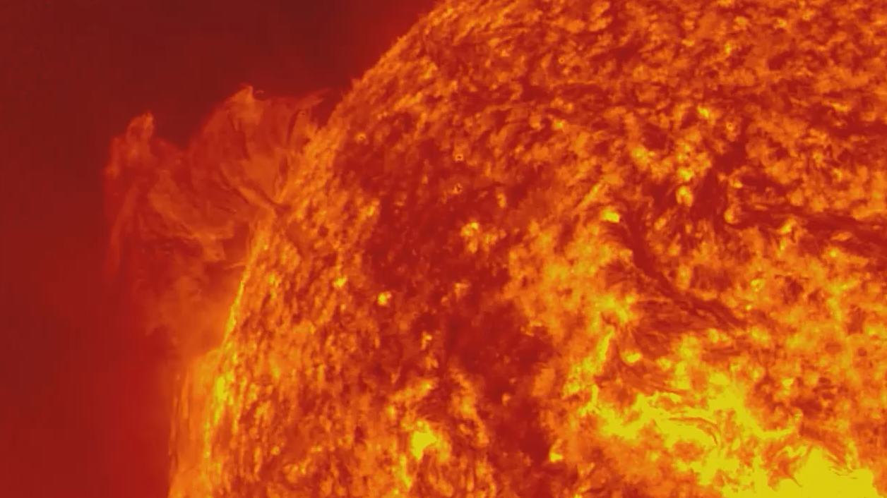 Солнце выбросило смещавшийся в сторону Земли огромный протуберанец