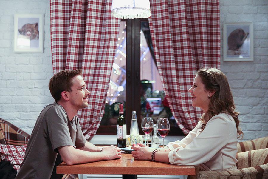 Александр Петров и Юлия Топольницкая во время съемок сериала «Вы все меня бесите» режиссера Оксаны Бычковой, 2016 год