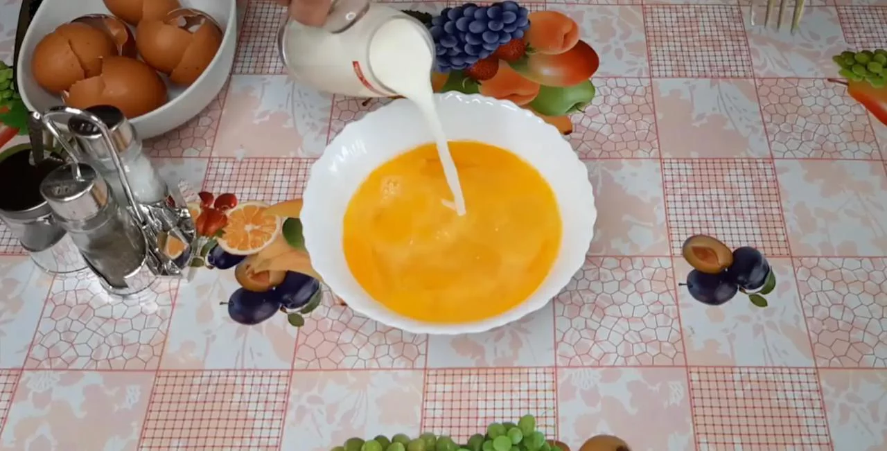 Смешайте молоко и яйца