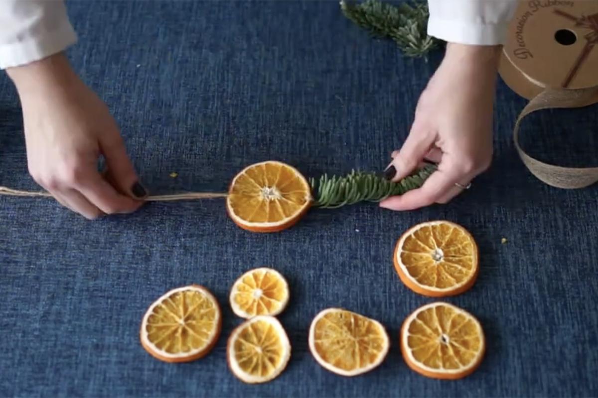 Как сделать новогоднюю гирлянду из апельсинов