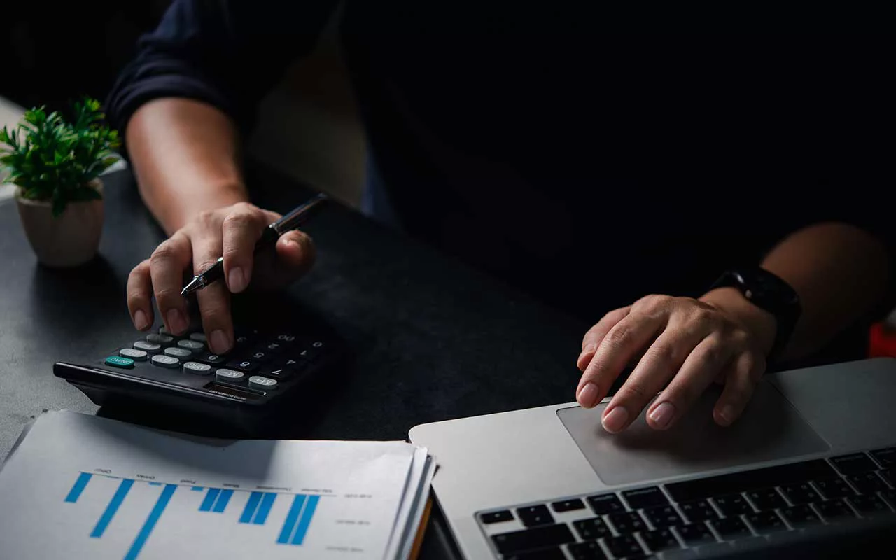 Бухгалтерия периодически проводит сверку расчетов с подотчетными лицами, чтобы контролировать остатки по счету 71