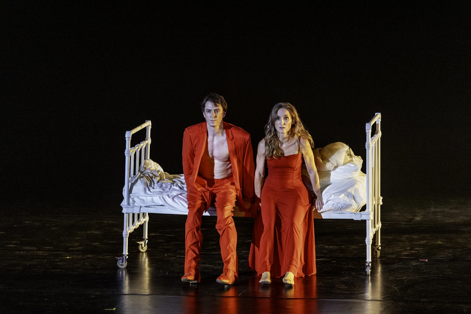 Денис Савин и Анастасия Винокур в спектакле «Нить»