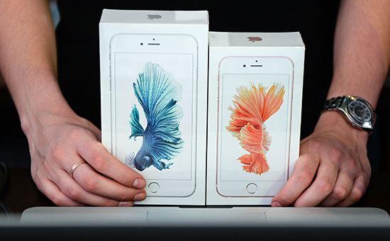 Продавец демонстрирует новые смартфоны Apple iPhone 6s и&nbsp;iPhone 6s Plus