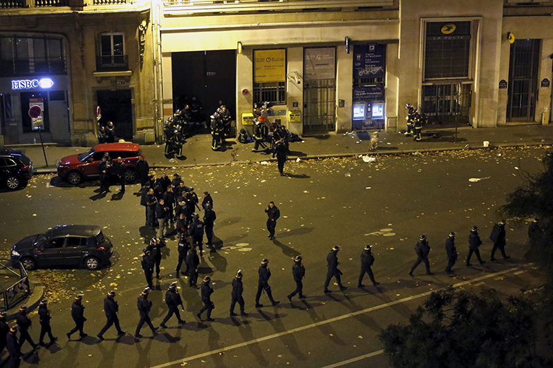 Французские полицейские у&nbsp;концертного зала Bataclan после штурма