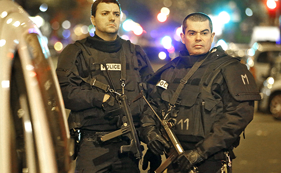 Полицейские патрули на улицах Парижа