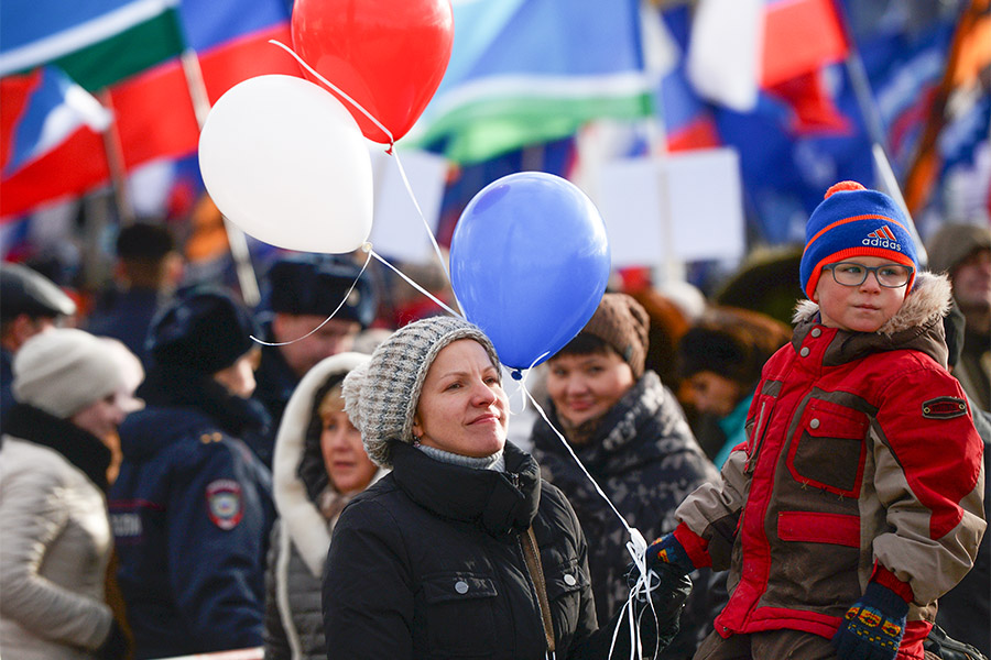 Участники на митинге в честь Дня народного единства в Екатеринбурге