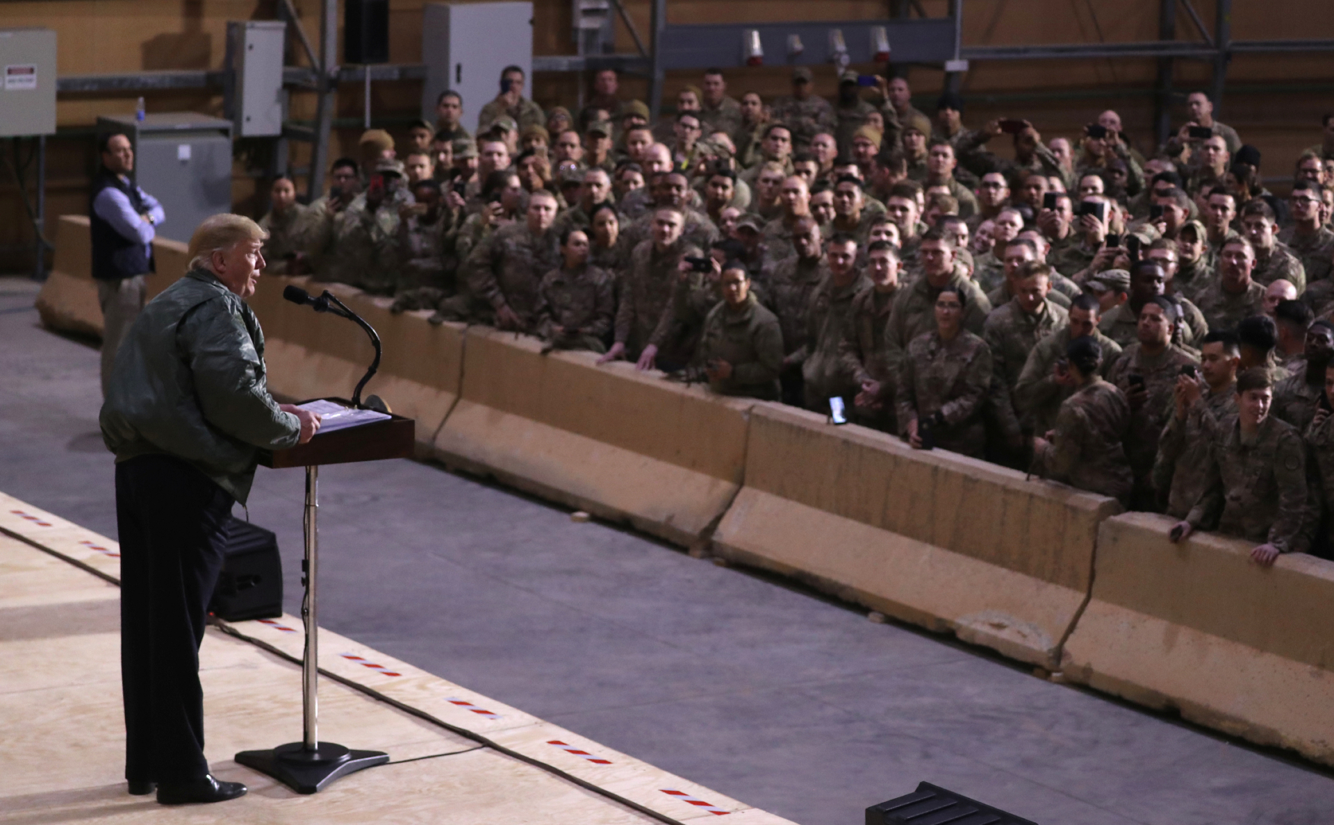 Дональд Трамп выступает перед американскими военными в Ираке