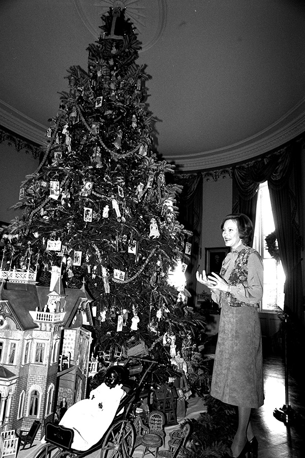 Розалин Картер, жена 39-го президента Джимми Картера, 1978 год. Рождественскую ель украсили антикварными игрушками и миниатюрной мебелью из коллекции Музея Маргарет Вудбери Стронг в Рочестере, штат Нью-Йорк