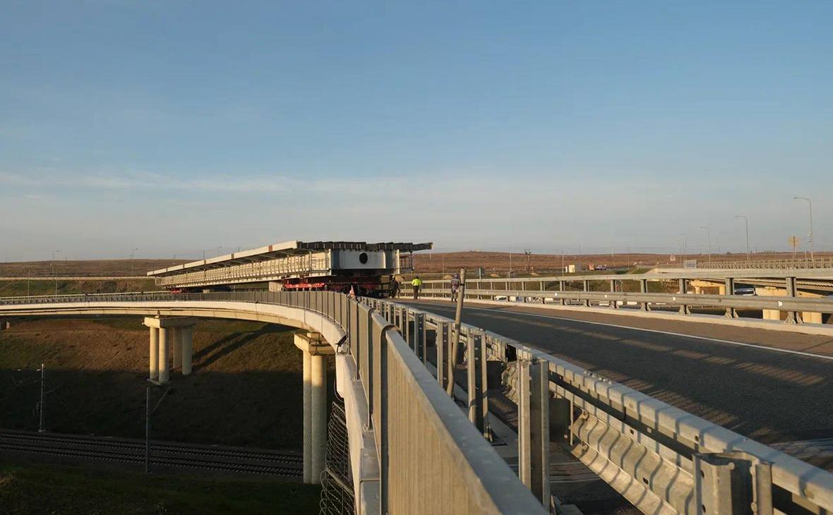 Первый пролет Крымского моста направили к месту ремонта