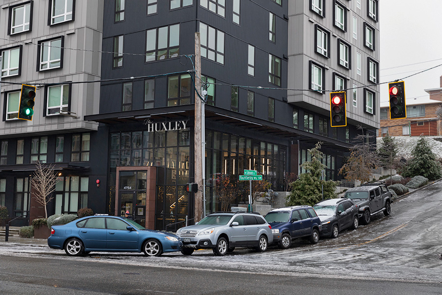 Сиэтл, Вашингтон

Пять припаркованных автомобилей вместе съезжают с холма на магистраль Фаунтлерой-Уэй в западном Сиэтле. Ледяной шторм накрыл&nbsp;западный Вашингтон