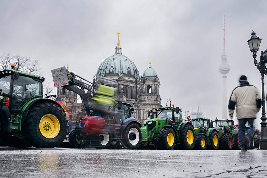 В акции протеста 15 января в Берлине участвовали около 30 тыс. фермеров, некоторые участники из разных регионов приехали в центр Берлина на тракторах, их поддержали водители грузовиков. По данным полиции, в центре столицы собралось более 5 тыс. автомобилей, что затруднило движение транспорта.