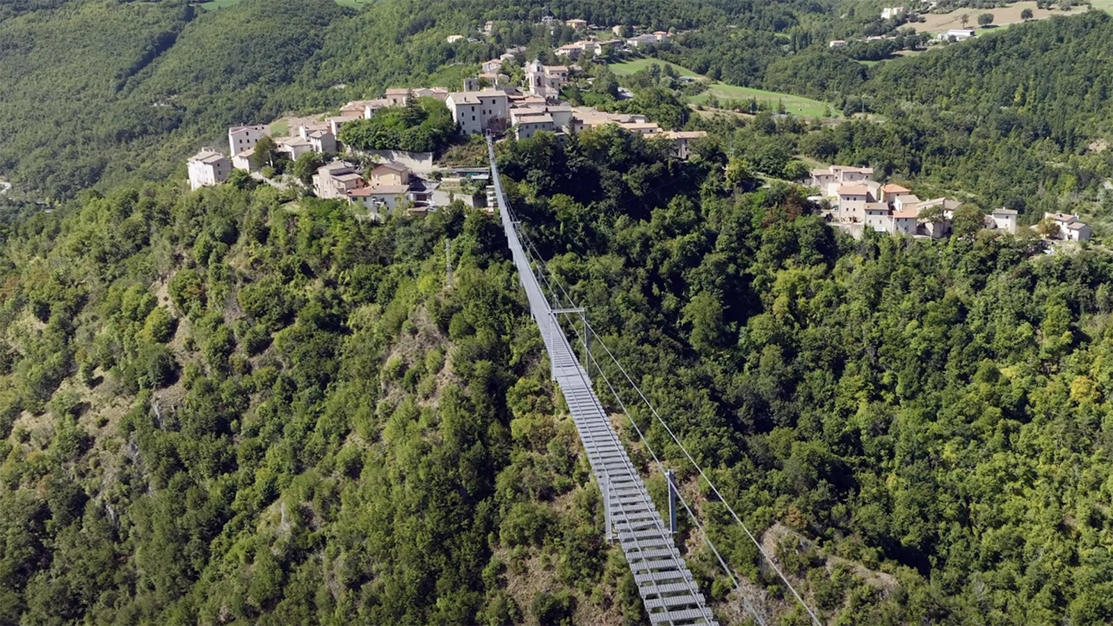 <p>Подвесной пешеходный мост в регионе Умбрия, Италия</p>