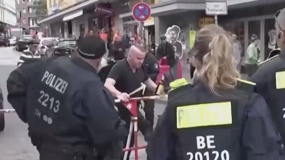 Полиция Гамбурга открыла стрельбу по напавшему на фанатов с киркой