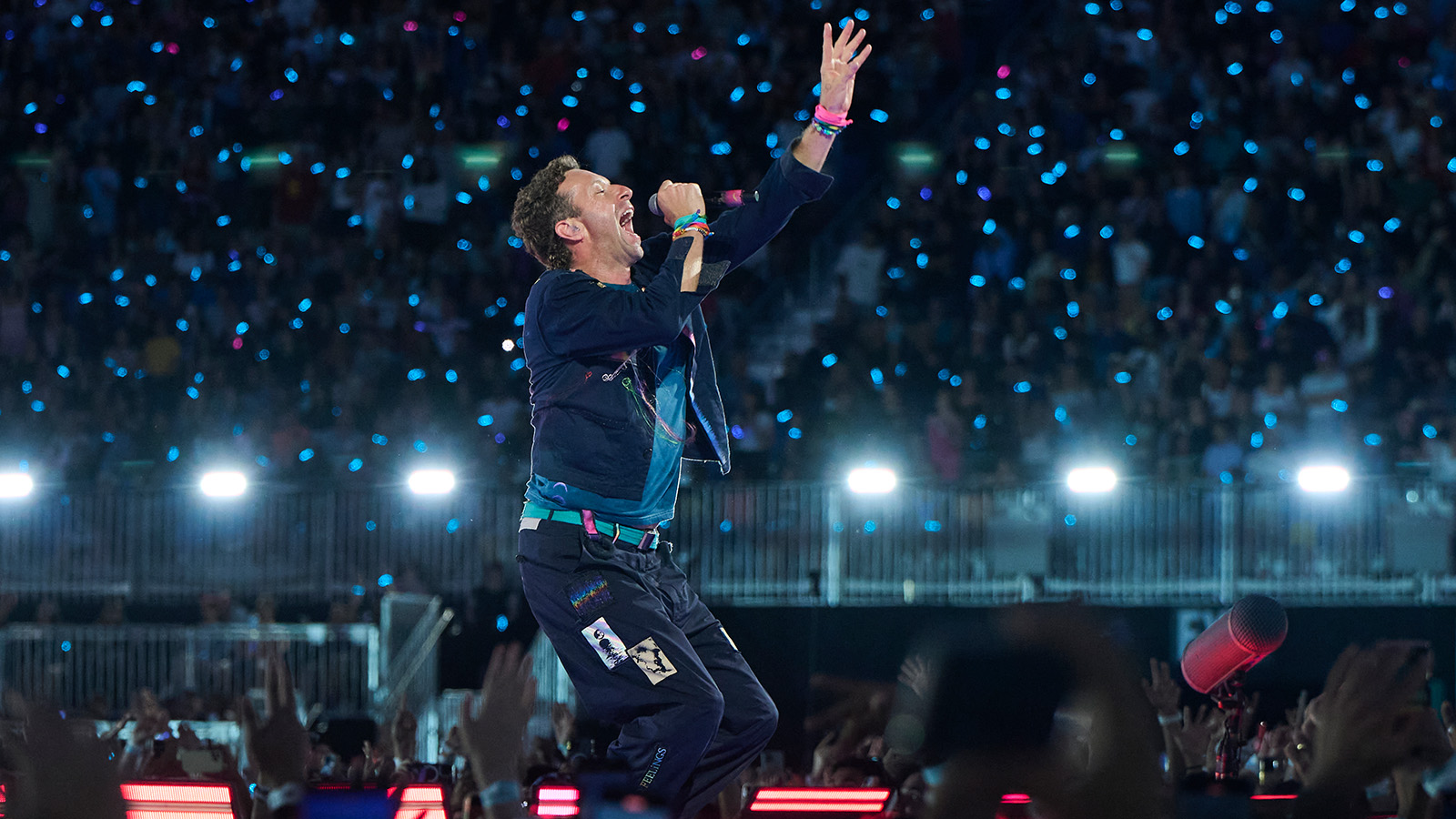 .Крис Мартин из Coldplay выступает на стадионе Rogers Stadium. 7 июля 2025 года в Торонто