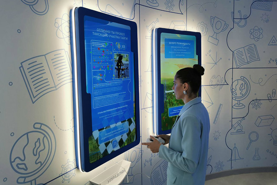 Гости форума с помощью джойстика&nbsp;могут поуправлять&nbsp;виртуальным дроном.