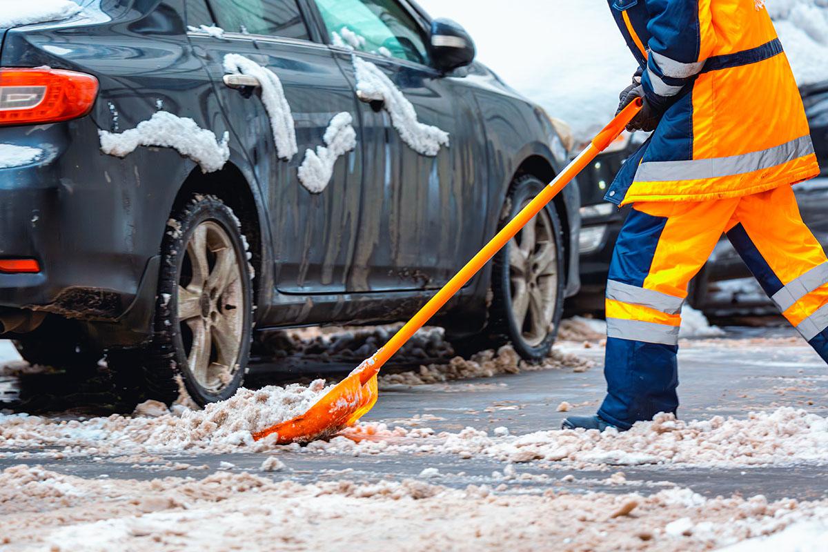 Плата за снег: сколько стоит уборка придомовой территории в Москве