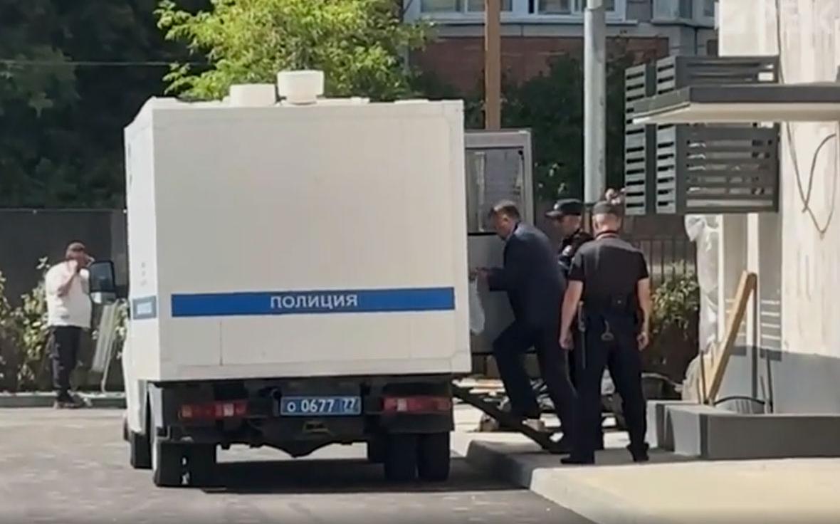 Экс-главу Росавиации Нерадько увезли из суда в автозаке. Видео