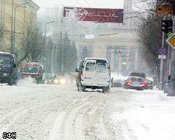 Снегопад парализовал движение в столице