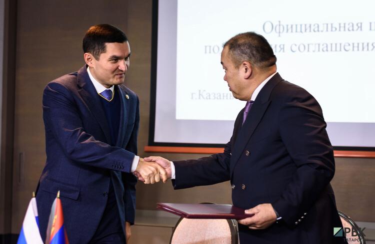 Генеральный директор АО &laquo;Татспиртпром&raquo; Ирек Миннахметов (слева) и генеральный директор APU Цэвээнжавын Эрдэнэбилэг (справа)
