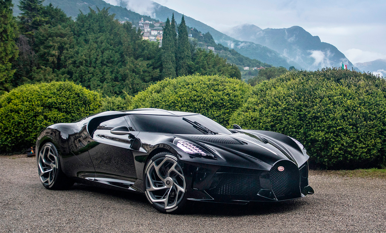 

Bugatti La Voiture Noire



Первое место в рейтинге самых дорогих автомобилей удерживает уникальный гиперкар Bugatti La Voiture Noire, построенный в единственном экземпляре. Автомобиль с мотором на 1500 л.с.&nbsp;был представлен еще в 2019 году на автосалоне&nbsp;в Женеве. Сражу&nbsp;же после премьеры машины была приобретена таинственным покупателем за 11 млн евро. La Voiture Noire создан на базе гиперкара Chiron, но при этом получил серьезные изменения в дизайне.Все детали Bugatti La Voiture Noire изготовлены вручную.