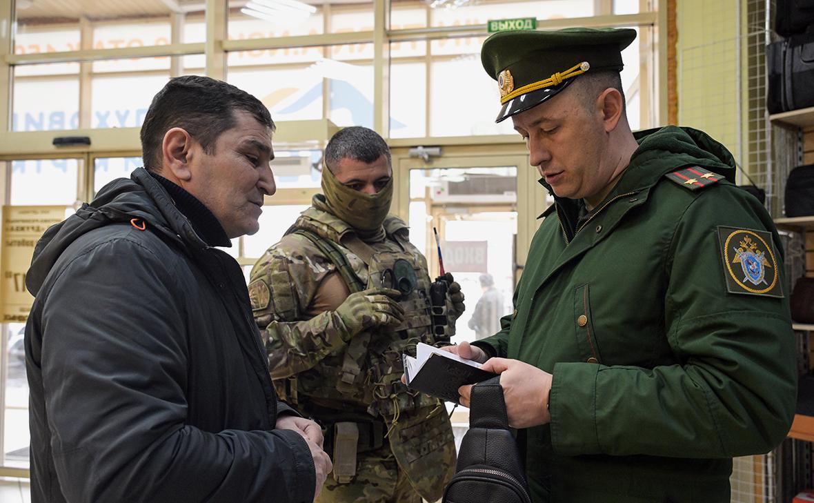 Сотрудники Росгвардии Новосибирской области и 481 военного следственного отдела Следственного комитета РФ проверяют документы воинского учета у работника одного из торговых центров в Новосибирске