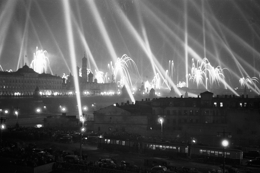 Праздничный салют 9 мая 1945 года, на набережной Москвы-реки,&nbsp;в ознаменование Победы в Великой Отечественной войне