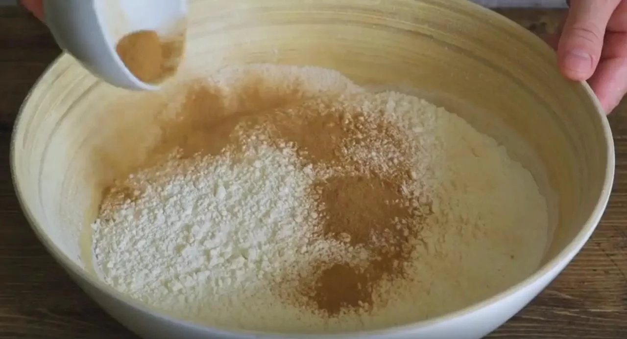 Соедините муку и какао