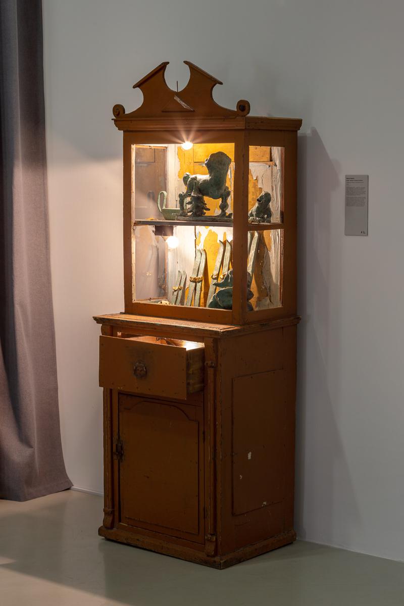 Ирина Корина, объект «Шкаф с лыжами» из проекта «Таяние»