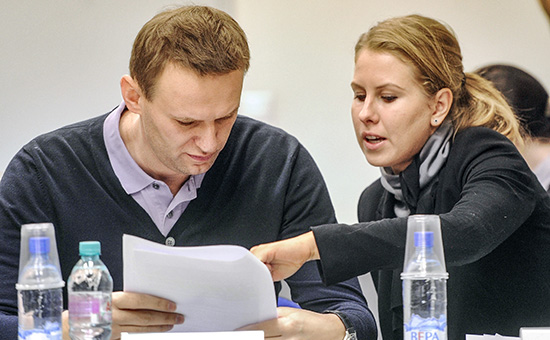 Оппозиционер Алексей Навальный (слева) и юрист ФБК Любовь Соболь