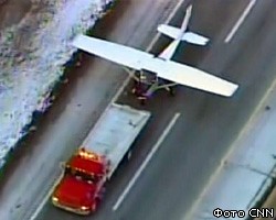 В США самолет приземлился на автостраду