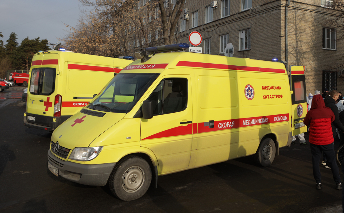 Автомобили скорой помощи на месте пожара на территории поликлиники Южно-Уральского государственного университета