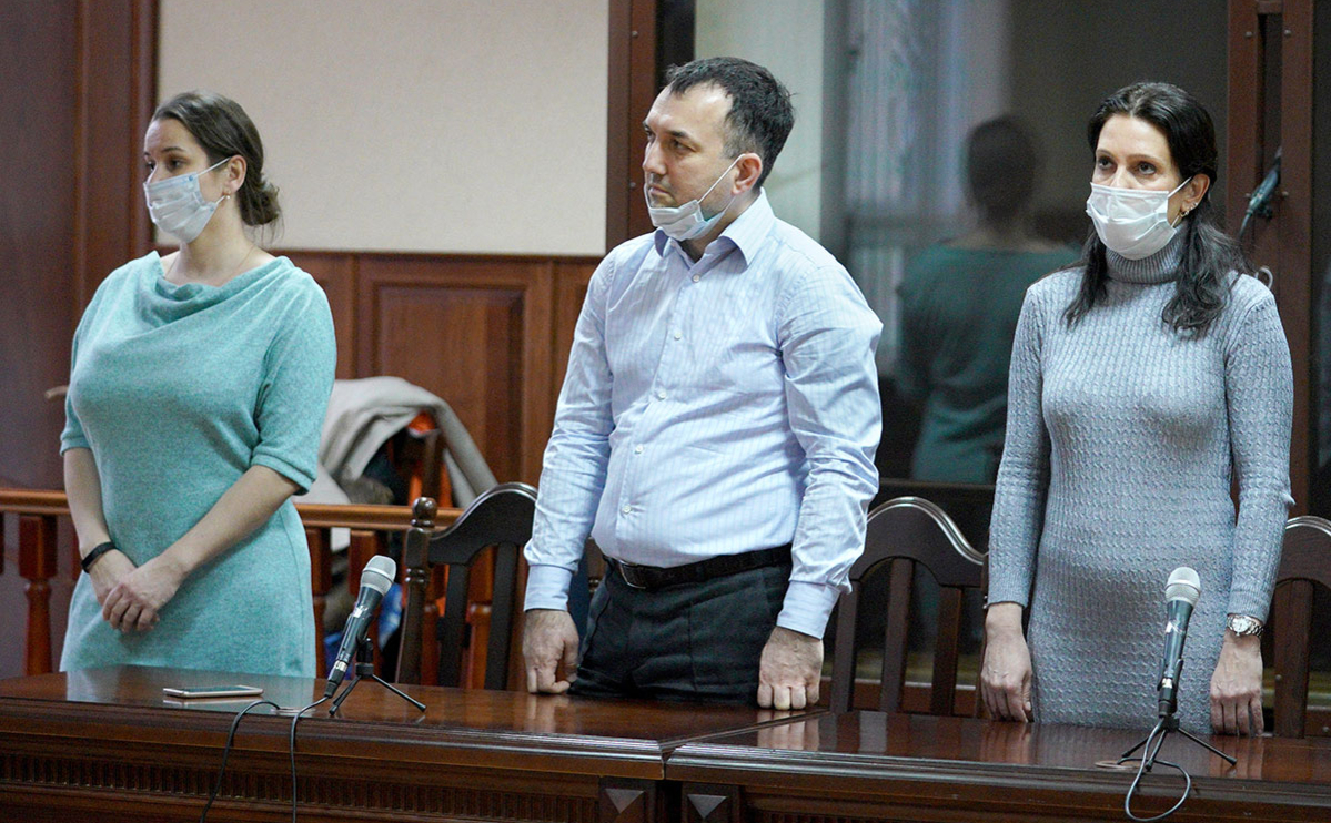 Элина Сушкевич,&nbsp;Елена Белая (слева направо)&nbsp;и адвокат Камиль Бабасов (в центре)