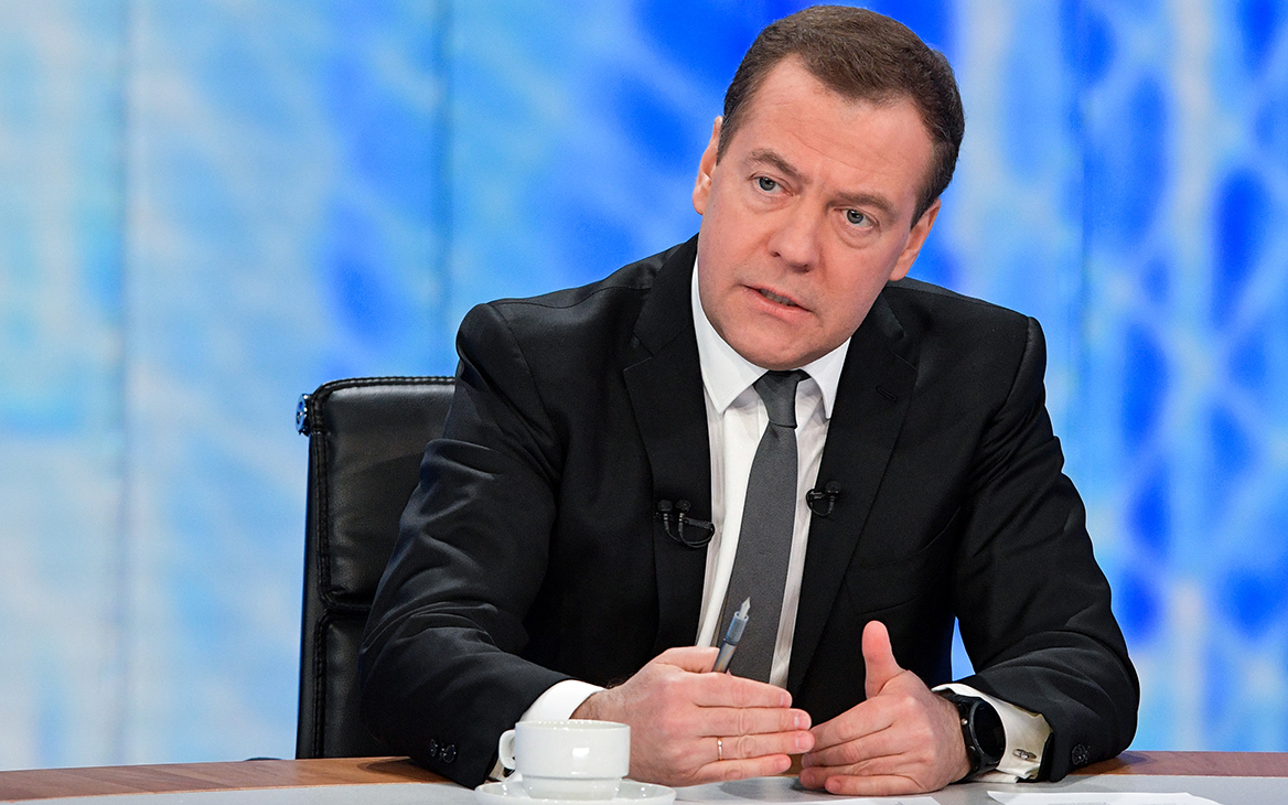 Медведев спросил, была ли в Западной Европе должная «денацификация»